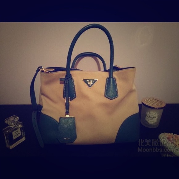 Prada tote [100% authentic ] - Picture 1 of 3